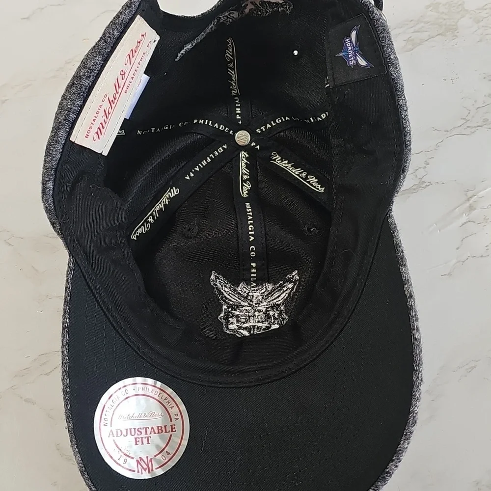Mitchell & Ness Hornest Hat.